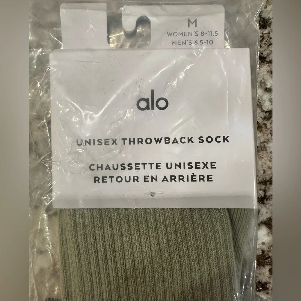 ALO Yoga Unisex Throwback Socks in Limestone & White NWT (authentic)